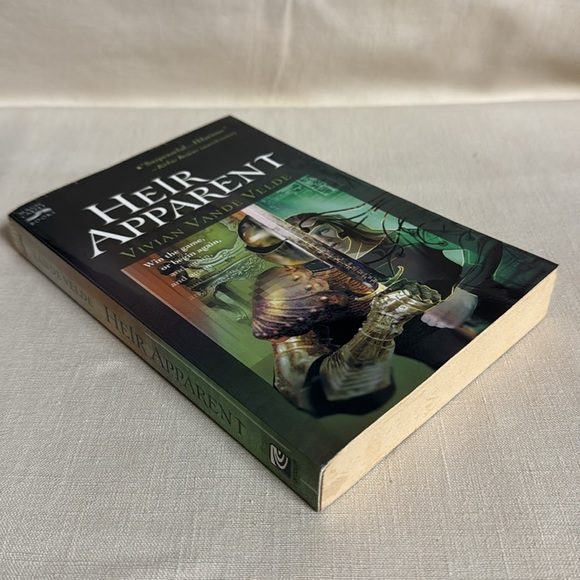 Heir Apparent by Vivian Vande Velde Pbk 1st Magic Carpet Edition 2004 VG - Picture 4 of 10